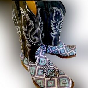 Girls Roper square toe Cowgirl Boots size 13
GLITTER DIAMONDS
